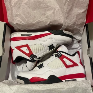 Jordan 4 Red Cement - Säljer nu dessa feta Jordan 4 Red Cement som inte kommit till någon användning. Skorna är endast använda ett fåtal gånger och är därför i perfekt skick utan några som helst tecken på användning. Nypris ligger på drygt 3300kr. Skorna är självklart äkta ✅(bevis finns). Box ingår. Kan tänka mig att gå ner i pris vid snabb affär. Hör av dig vid minsta fundering!