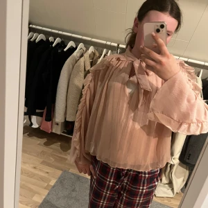 Zara blus - En fin blus ifrån Zara i ganska fint skick och den är inte använd mycket men passar inte mig i smaken den är i stl s 