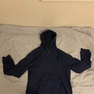 Ralph Lauren zip - En otroligt stilren och skön Ralph lauren hoodie i storleken S. Den har använts cirka 5 gånger och kommer i ett otroligt bra skick.