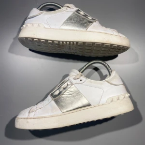 Valentino skor - Hej! Säljer nu mina skor från märket Valentino, storlek 37, använt skick därav det låga priset. Givetvis äkta, Tveka inte på att höra av dig om du har frågor eller funderingar kring skorna!