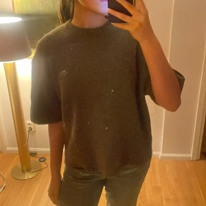 Mörkbrun stickad t-shirt - Stickad kortärmad T-shirt, i mörkbrun färg - aldrig använd.