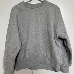 Grå sweatshirt - Säljer en grå sweatshirt från even&odd i storlek S som endast är använd fåtal gånger.