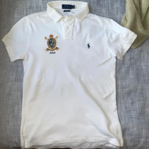 Ralph lauren pike som nyskick - Som nyskick, knappt använd, den är utan några som helst fläckar eller defekter. Säljer pga storlek. Priset är ej hugget i sten, kom gärna med förslag.
