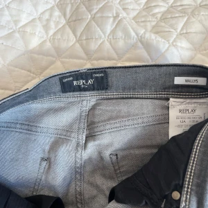 Grå jeans från Replay - Snygga grå jeans från Replay med klassisk femficksdesign. De har en normal passform och är perfekta för en avslappnad stil. Jeansen har en dragkedja och knapp framtill. Köpta på kidsbrandstore är stl 12A passar perfekt sommaren 