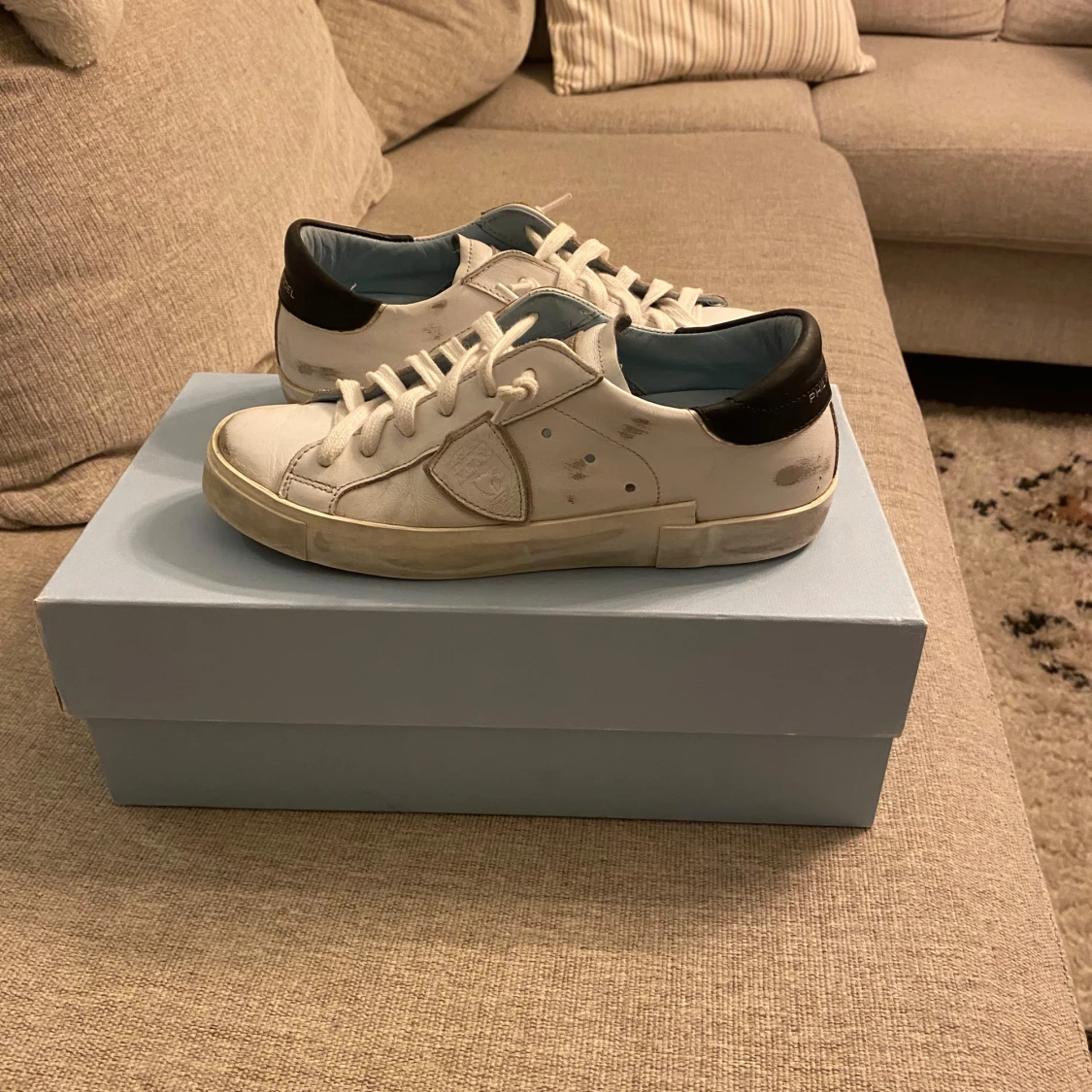 Vita sneakers från Philippe Model