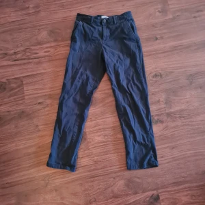 Mörkblå chinos - Säljer ett par mörkblå chinos från Jack & Jones. De har en loose passform och är i fint skick! Storlek 28/30