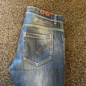 33w, Blå skinny jeans, Dondup George - Snygga blå skinny jeans från George med en klassisk femficksdesign. Snygga ljusa slitningar. Är perfekta för en stilren vardags outfit 