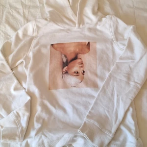 Ariana Grande HM sweetener hoodie  - Är i väldigt bra skick. Storlek 170 men passar även xs och s