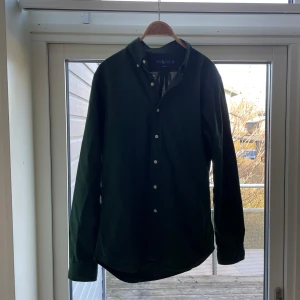 Ralph lauren skjorta - Svin snygg Ralph lauren skjorta | skick 8/10 ( förutom att hästen är målad från orange till svart) | storlek m | pris 149kr | hör av er vid några funderingar// Torslanda closet😊