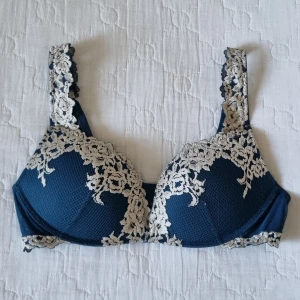 Intimissimi Bh - Säljer min helt nya Intimissimi bh i strl 80C men är ganska liten i strl, endast testad! Nypris 499💞