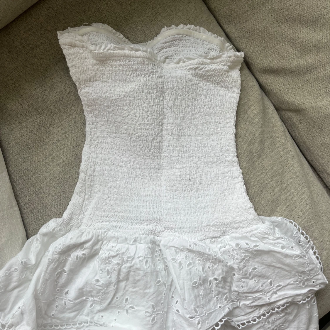 Vit axelbandslös klänning från Ginatricot - 1
