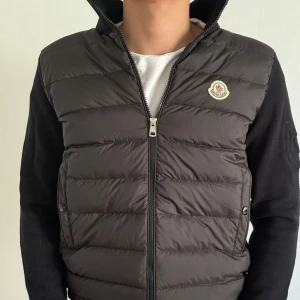 Moncler cardigan  - Helt nya 8/10. Modell är 178cm. Passar mellan 170-178cm. Storlek är M. Pris kan diskuteras 