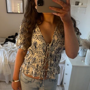 Vit och blå blus - Somrig och söt blus med knyt. Helt oanvänd med prislapp. Skriv för fler bilder💕