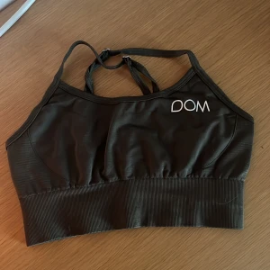 Sport BH från DOM - Färgen är grön\grå jätte fin man ser den tydligare på sista bilden. 