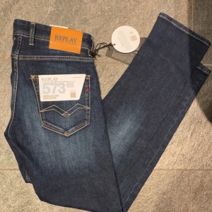 Replay jeans - Säljer nu ett par blå replay jeans, med en sjukt snygg tvätt. Köpte dem för ca 1600kr men hann ej lämna tillbaka dem.  Jeansen är helt nya. (Aldrig använda endast testade på) alltså så sitter alla tags osv kvar på. Kom gärna med prisförslag 
