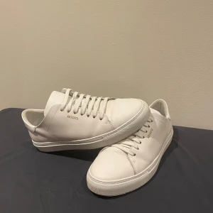 Vita sneakers från Axel Arigato - Tjena gott folk! Säljer nu dessa feta skor perfekta till våren! Skorna är i ett bra skick och har endast använts ett få tal gånger. Bara att höra av sig om yttligare info/bilder önskas! Pris kan diskuteras, även så är byten intressant!👍✌️