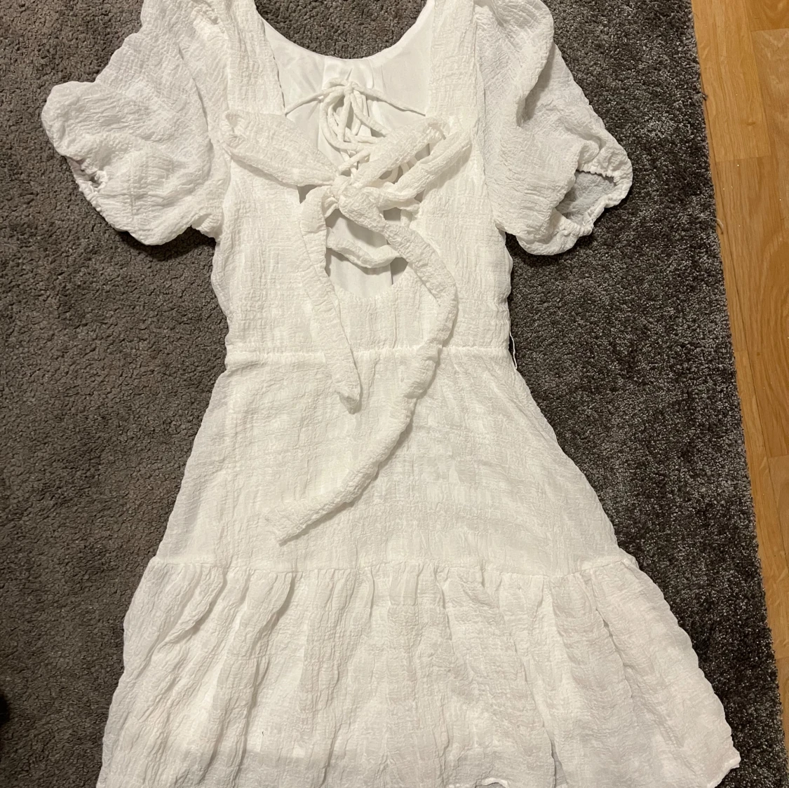 Vit klänning med puffärmar - 2