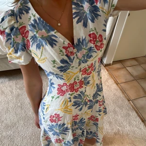 Blommig klänning med puffärmar - Säljer denna superfina klänningen från Ralph Lauren! Sen sitter superfint och har ett sött fall! Passformen är superfin och den passar perfekt till sommaren!💛storlek us 4