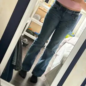 Snygga blå jeans från H&M med klassisk femficksdesign och knappdetalj på bakfickan. De har en bekväm passform, mått: innerbenslängd 77cm, midja tvärs över 38cm | Jag brukar ha 38 så dom är små i storleken