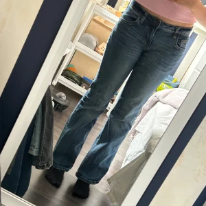 Blå bootcut jeans  - Snygga blå jeans från H&M med klassisk femficksdesign och knappdetalj på bakfickan. De har en bekväm passform, mått: innerbenslängd 77cm, midja tvärs över 38cm | Jag brukar ha 38 så dom är små i storleken