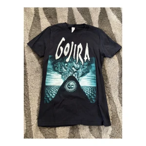 Gojira T-shirt - Gojira merch i nästintill oanvänt skick, storlek S. Inga defekter. SAMFRAKTAR om du köper flera varor samtidigt! 📦