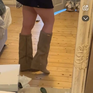 Fold over boots (Ideal shoes) - Snygga fold over boots! Köpte åt min flickvän men råkade köpa en storlek för mycket och förvarade de för länge för och skicka tilbaka… Helt helt nya testat bara av tjejen en gång det är Kilklackar!