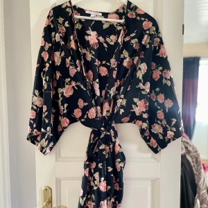 Blommig kimono/morgonrock från Nelly - Blommig kimono/morgonrock med knytband ifrån Nelly. I mycket bra skick!🌸🥰