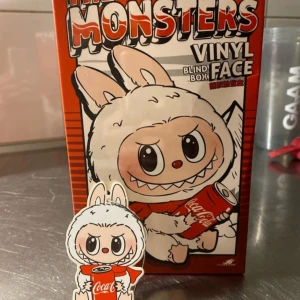 Labubu - popmart - coca cola - Säljer för fick dubbletter, köpt på original sida , har ej skrapat qr koden än och öppnad ifrån botten för att se kortet 