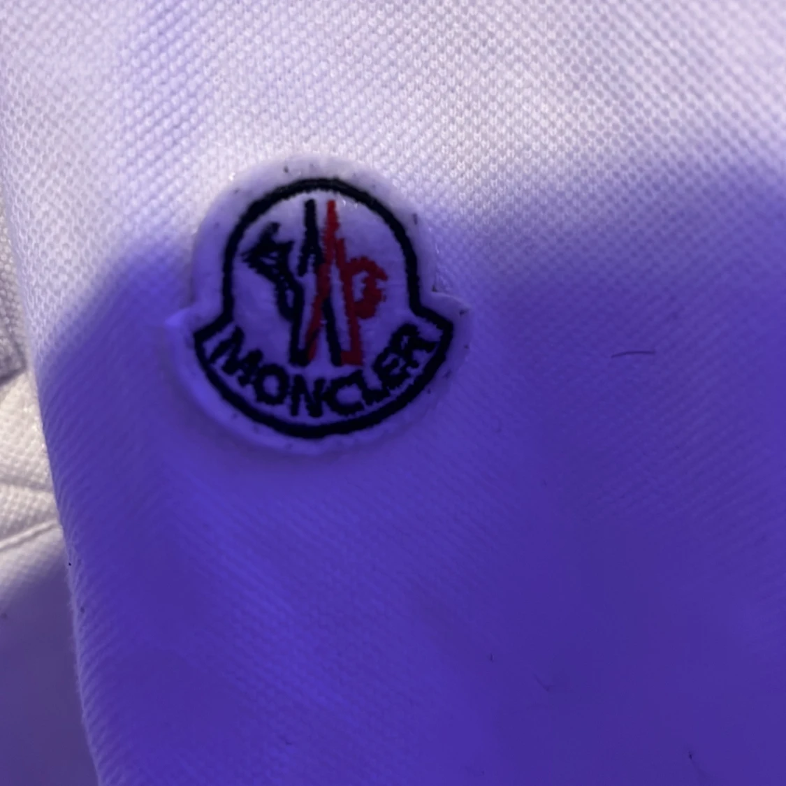 Vit Moncler pikétröja  - 2