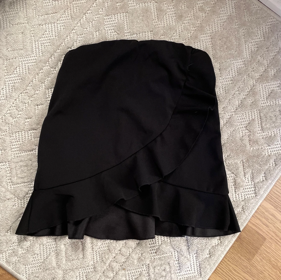 Nelly Svart kortkjol med volang - 1