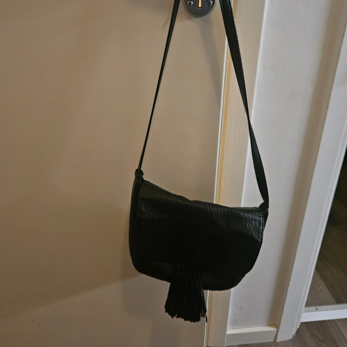 Svart axelväska med fransdetalj - 1