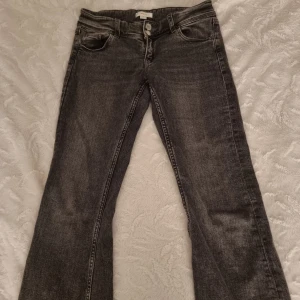 Mörkgrå jeansbyxor - Snygga gina tricot jeans. Sälj pga att de blivit för små. Ordinarie pris=349kr. Använda ett fåtal gånger och ej inga defekter. Skriv för mer bilder.