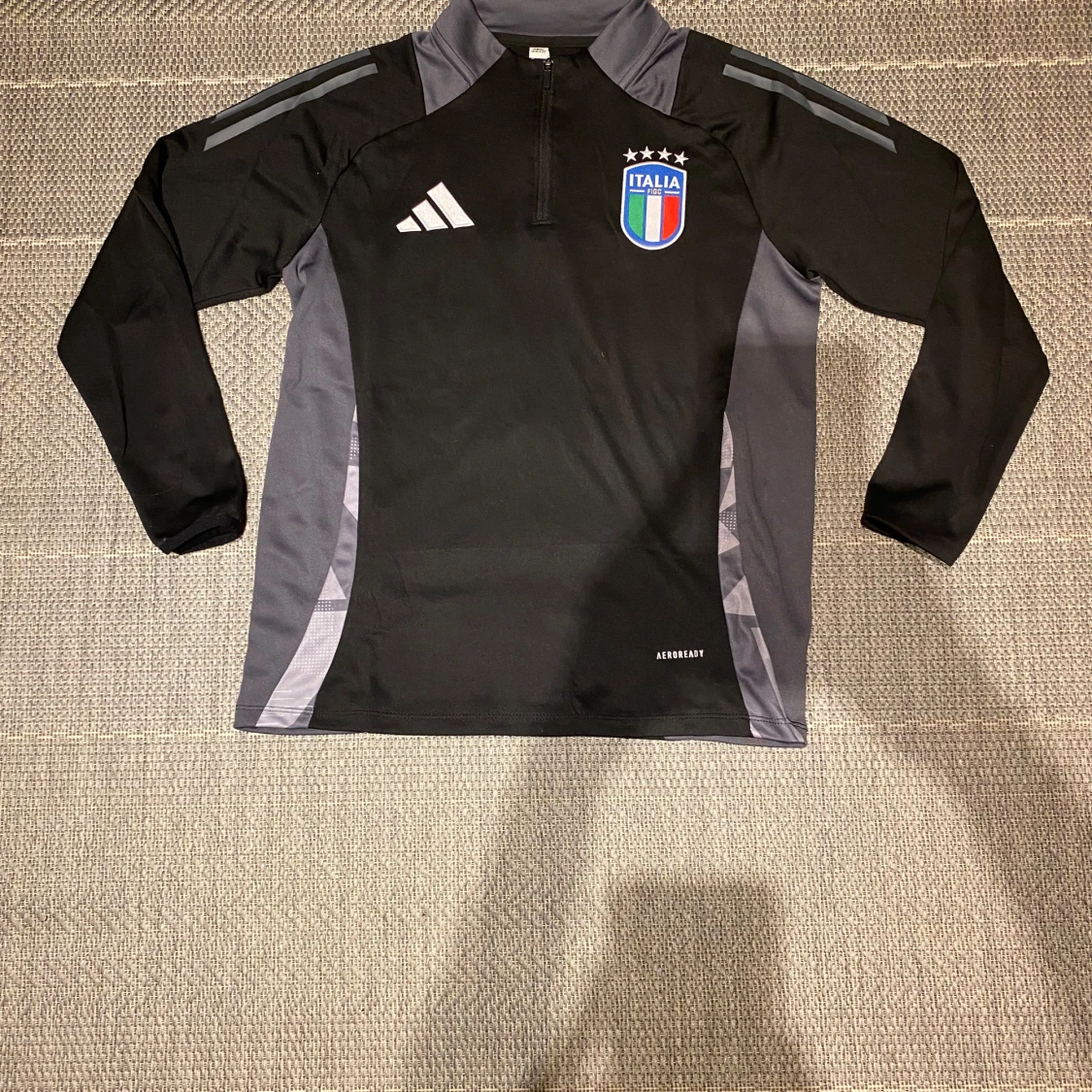 Svart och grå träningströja från Adidas