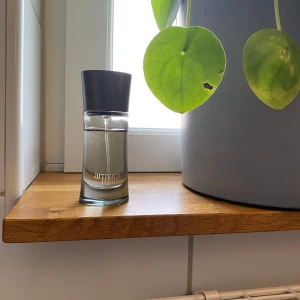 Armani Mania Eau de Toilette  - Säljer min pappas Armani Mania Eau de Toilette då den inte kommer till användning. Perfekt för den stilmedvetna mannen som vill ha en fräsch och sofistikerad doft. Köpt för 23 år sedan så det är en gammal batch som inte går att få tag på längre, ett riktigt fynd för parfymsamlare. Skriv vid minsta fundering☺️