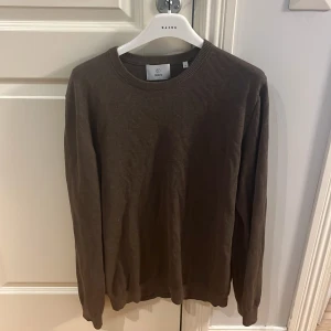Brun tröja från Bläck - Säljer en stilren brun tröja från Bläck i storlek M. Tröjan har en klassisk rund halsringning och långa ärmar. Perfekt för en avslappnad och snygg look.