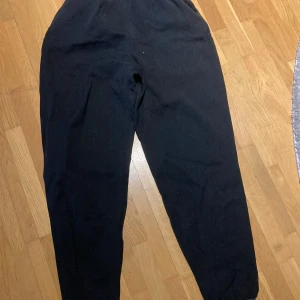 Retro skipants - Äldre skidbyxor i lite grövre tyg med gummiband under fötterna  Längd på byxan ca 94 cm midjemått tvärsöver ca 29 cm Knäppning fram och fickor