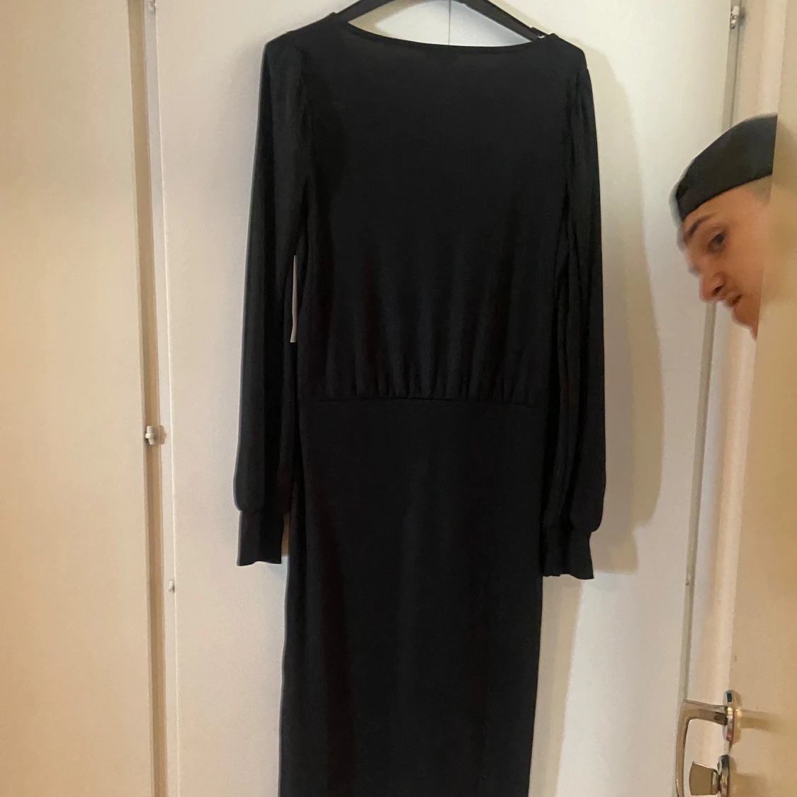 Svart klänning med ballongärmar från Bubbleroom - 1