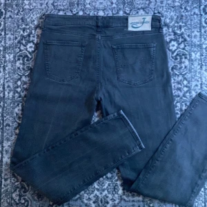 Gråa jeans från Jacob Cohën - Snygga jeans från Jacob Cohën storlek 31. De är i väldigt bra skick! De har lite stretch och har en väldigt najs slim fit. Hör av dig vid frågor, var inte rädd för att buda😊