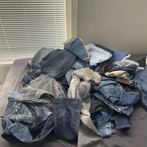 Y2K Jeans bundle pack 5kg - Här har du chansen att köpa 5kg Y2K Jeans så långt lagret räcker, finns 25kg tillgängligt. Säljes för dig som vill spicea upp din garderob eller sälja vidare för en bra vinst marginal. Sveriges billigaste pris på bundle packs Y2K Jeans. Varumärken och storlekar är blandat.        Pris går att diskutera även om du vill köpa mer än 5kg så diskuterar vi pris.