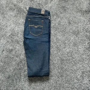Replay jeans - Snygga svarta jeansbyxor med en tight passform. De har klassiska femficksdetaljer och en knappgylf. Perfekta för en stilren look.