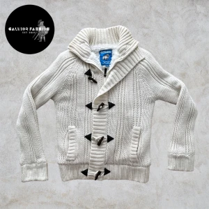 Fodrad cardigan - Extremt snygg fodrad cardigan i ljus beige/vit. Skicket är mycket bra inga märkbara defekter. Storlek L. Väldigt eftertraktad. Hör av dig om du vill ha mått eller har  minsta lilla fråga. Psst.. följare får 10% rabatt! 