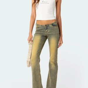 Flared Jeans från Edikted - Flare jeans från edikted. Jag säljer de för att de tyvärr är lite små på mig. Materialet är SÅ stretchigt och skönt😍 kontakta mig gärna vid frågor eller funderingar :))