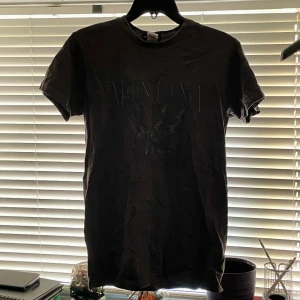 T-shirt - Brun t-shirt med "Montana" skrivet på den :)