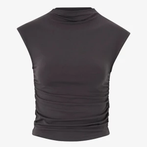 Mörkgrå ärmlös topp - Mörkgrå funnel neck topp från ginatricot. Storlek M men passar S och Xs. Superfin!! Säljer då jag inte använder längre 🤍🤍