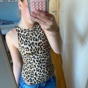 Leopard body - Säljer en snygg leopardmönstrad body. Perfekt för att ge din outfit en vild touch. Toppen har en tight passform. Och mycket bra skick