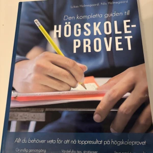 Den kompletta guiden till Högskoleprovet - Säljer boken 'Den kompletta guiden till Högskoleprovet' av Lukas och Nils Holmegaard. Perfekt för dig som vill förbereda dig inför högskoleprovet med grundlig genomgång och värdefulla tips. Boken har ett omslag med en bild av en person som skriver med en gul penna.