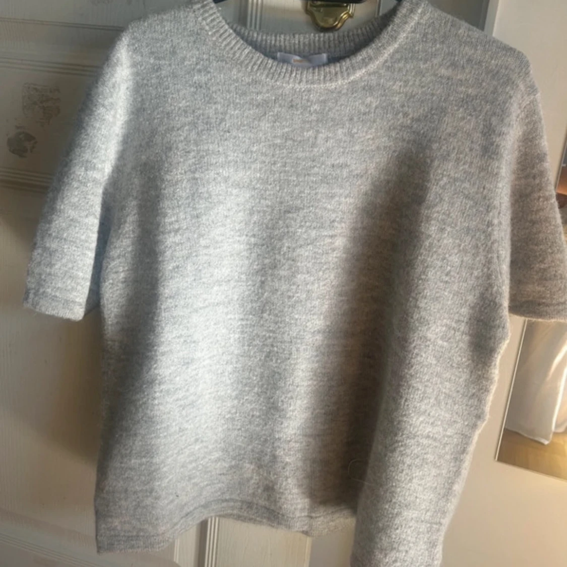 Grå stickad tröja