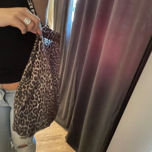 Leopardmönstrad axelväska - Snygg och trendig axelväska med leopardmönster. Väskan har en rymlig design och är lätt att bära med sig. Skit fin o nice att ha 