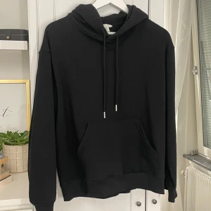 Svart hoodie - Svart hoodie från hm, använd en gång och inga tecken på användning!!