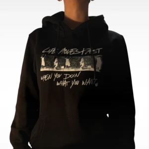Brent Faiyaz merchtour hoodie - Säljer en svart hoodie med texten 'Life Moves Fast When You Doin What You Want' tryckt på framsidan. Den har en klassisk design med huva och dragsko. Köpte den för 1200kr